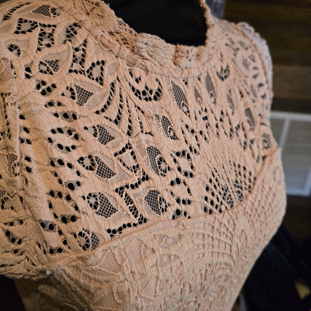 White House Black Market WHBM Cream Lace Overlay Cap Sleeve Stretch Top - Picture 3 of 5